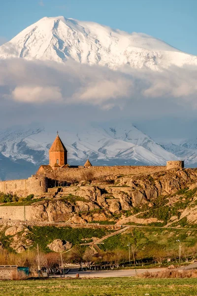 Древний монастырь напротив горы — стоковое фото