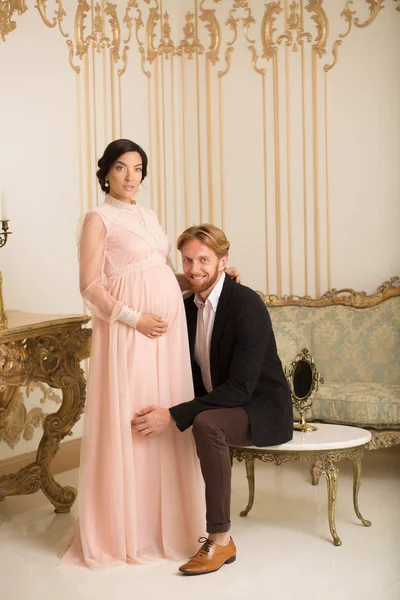 Богатые пара ожидали младенца — стоковое фото