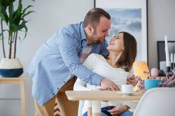 Картина Счастливый муж ласкает беременная жена — стоковое фото