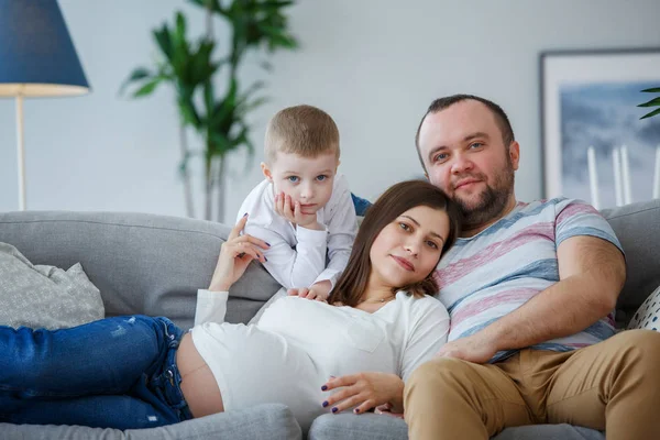 Изображение счастливой супружеской пары с маленьким сыном на диване — стоковое фото