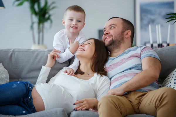 Фото о счастливой супружеской пары с маленьким сыном на диване — стоковое фото