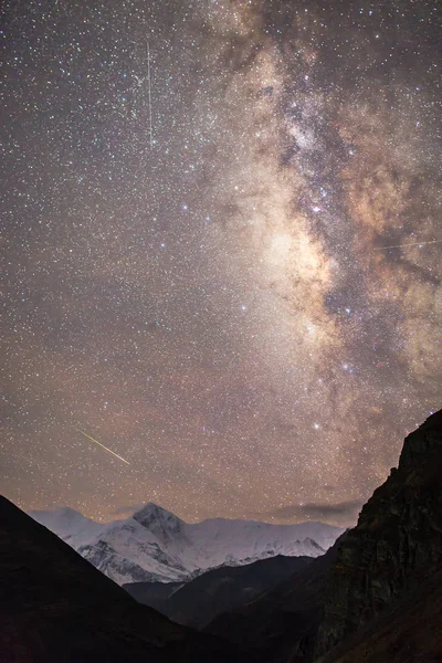 Горный пейзаж с Млечный путь — стоковое фото