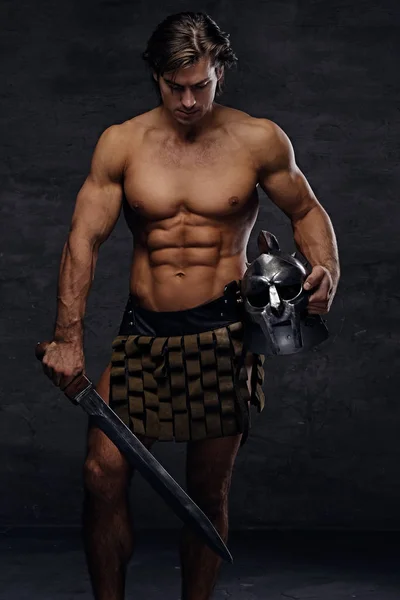 Мускулистые мужчины в костюме римского солдата — стоковое фото
