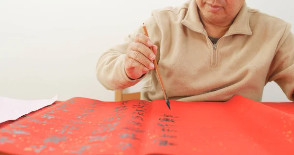 Старик Написание Китайской Каллиграфии Красной Бумаге — стоковое фото