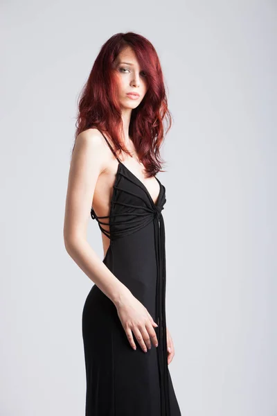 Рыжеволосая девушка в длинные черные платье — стоковое фото