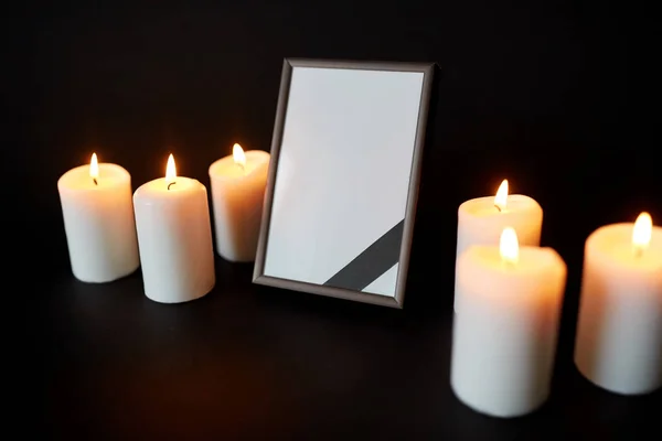 Чёрная красящая лента на фото рамка и свечи на похоронах — стоковое фото