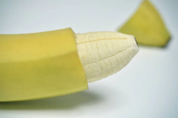 Банан с кожей его кончик удалены — стоковое фото
