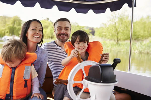 Семья, наслаждаясь день вне в лодке — стоковое фото