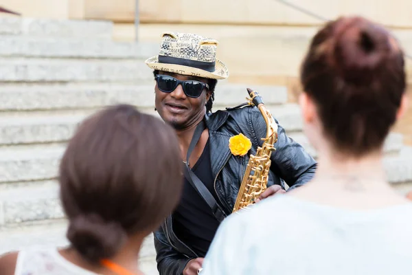 Черный стрит музыкант с солнцезащитные очки и саксофона музыку — стоковое фото