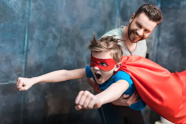 Возбужденный мальчик в костюме супергероя — стоковое фото