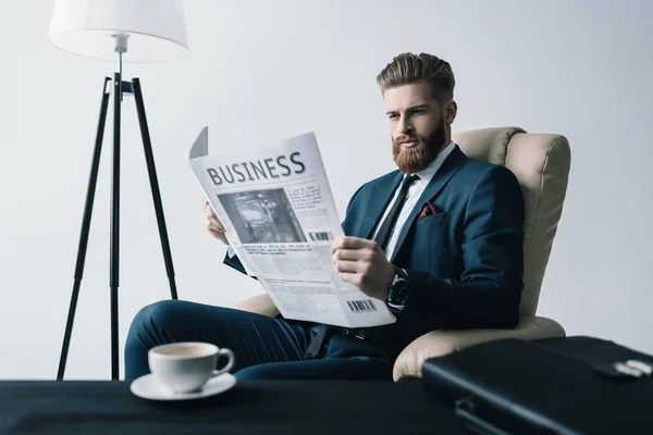 Газета чтения бизнесмена — стоковое фото
