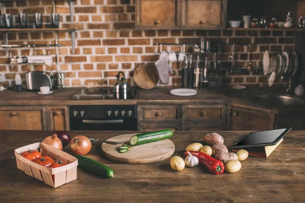 Сырые овощи на кухонном столе — стоковое фото
