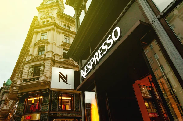 Nespresso хранить логотип на торговой улице в Вене, Австрия — стоковое фото