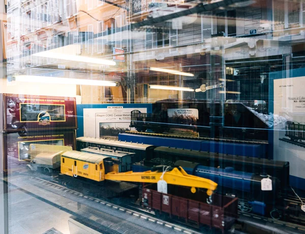Магазин окна фасад Продажа несколько игрушек коллекционная модель поезда — стоковое фото