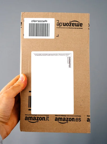 Человек, держащий Amazon посылка box — стоковое фото