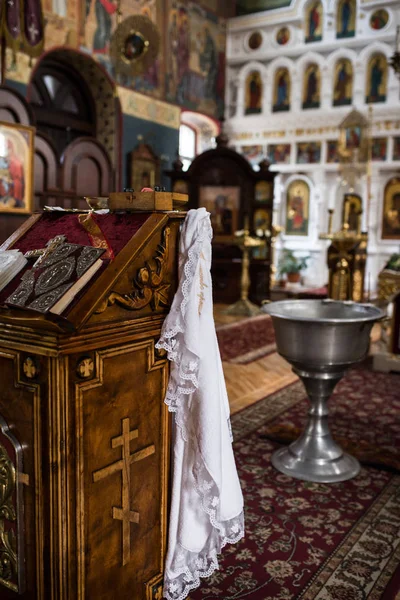 Православная Церковь Свадебная атрибутика детское полотенце, крест, Библии на алтарь — стоковое фото