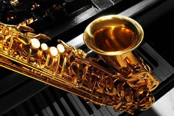 Фортепиано, саксофон, крупным планом — стоковое фото