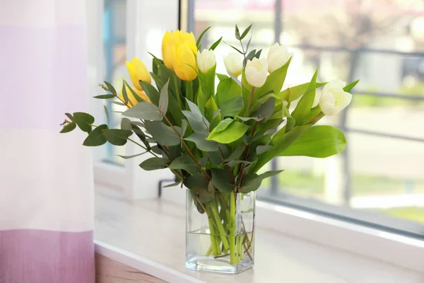 Ваза с красивые тюльпаны — стоковое фото