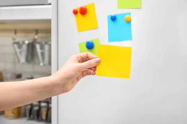 Женщина Держащая Пустой Примечание Возле Двери Холодильник Кухне — стоковое фото