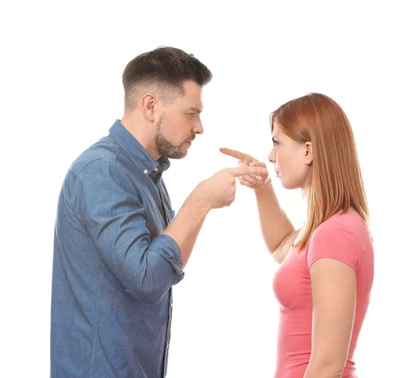 Недоволен пара во время ссоры на белом фоне — стоковое фото