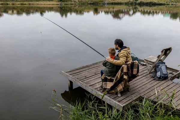 Отец и сын, рыбалка на пирсе — стоковое фото