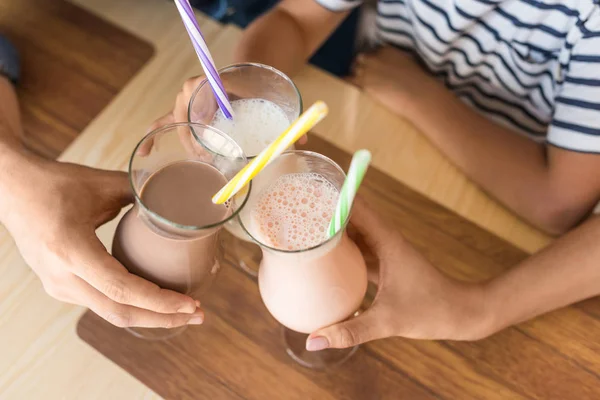 Семья, звон стаканов молочные коктейли — стоковое фото
