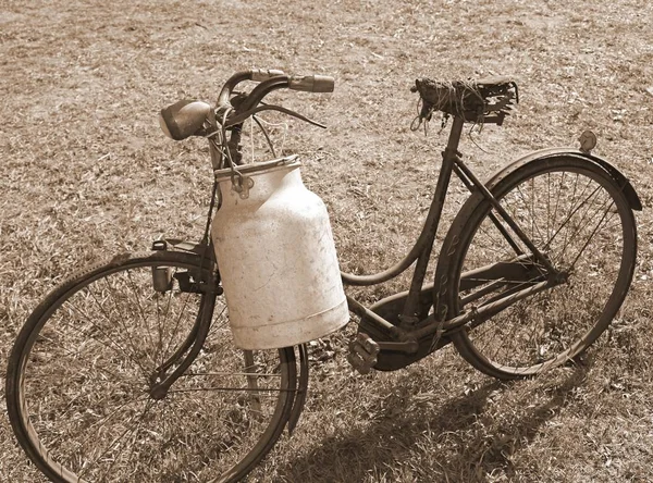Древние доения велосипедов с молока может и древних эффект сепии — стоковое фото