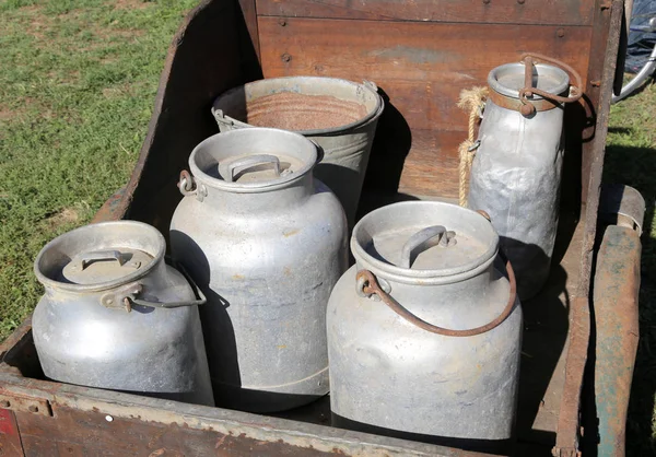 Старые алюминиевые молоко банок транспорта свежего молока в деревянной c — стоковое фото