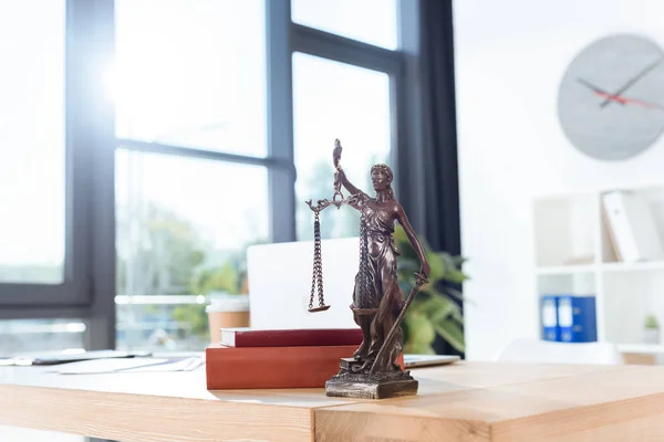 Адвокат на рабочем месте с скульптура Фемида — стоковое фото