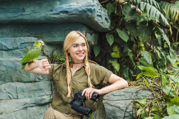 Счастливая Молодая Женщина Safari Костюм Попугаем Усаживаться Руку Джунглях — стоковое фото