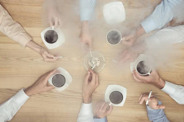 Бизнесмены, курить на кофе-брейк — стоковое фото