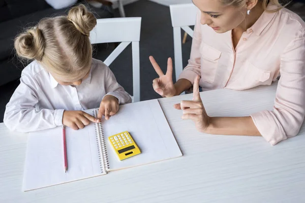 Мать и дочь, обучения математике — стоковое фото