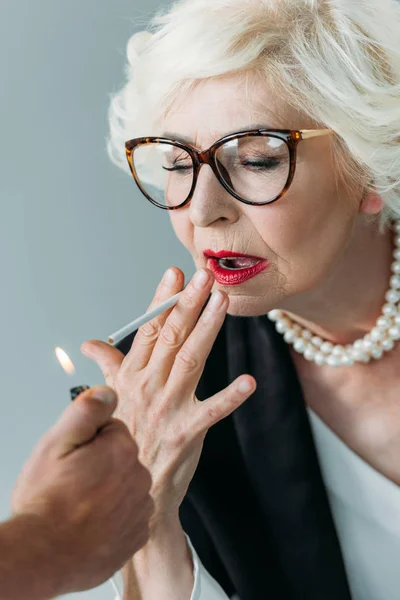 Старший леди курить сигарета — стоковое фото