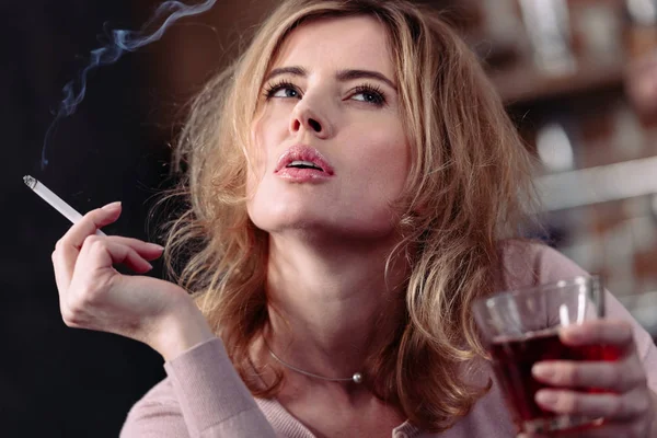 Портрет Мечтательная Женщина Стакан Алкоголя Сигарет — стоковое фото