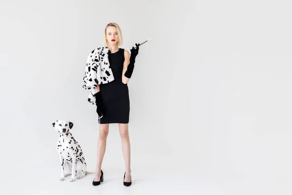 Привлекательный Стильный Блондинка Женщина Черном Платье Далматин Собака Белом — стоковое фото