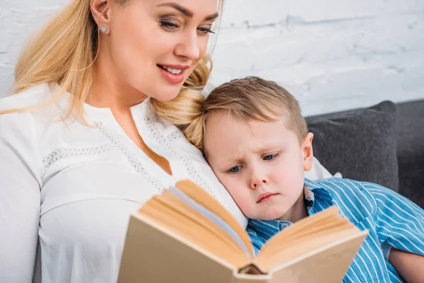 Мать Чтение Книги Нарушить Маленький Сын — стоковое фото