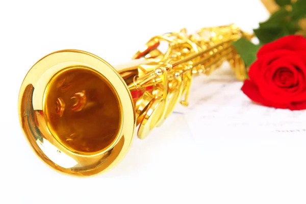 Музыкальные ноты и саксофон — стоковое фото