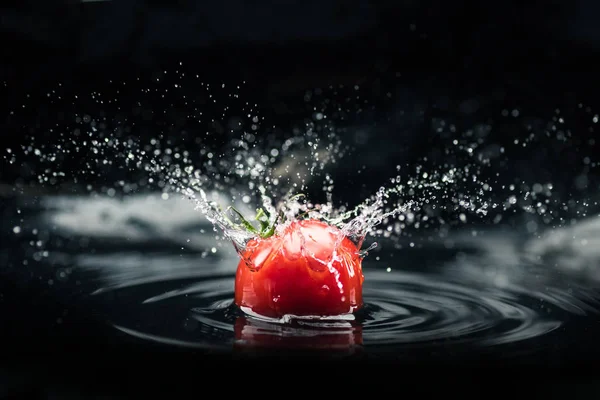 Свежий помидор, падающих в воду — стоковое фото