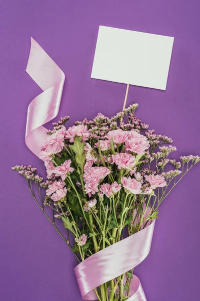 Букет Красивых Розовые Цветки Лентой Заглушку Фиолетовый — стоковое фото