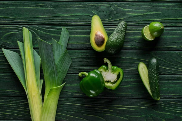 Вид Сверху Разреза Зеленая Авокадо Огурец Извести Столе Здоровой Еде — стоковое фото