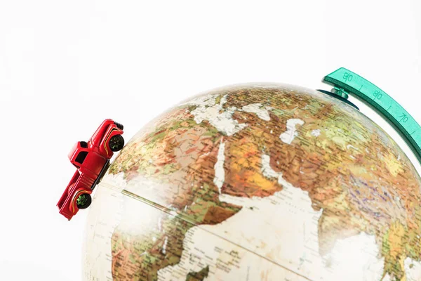 Крупным Планом Красных Игрушек Автомобилей Верхом Глобус Изолированные Белом — стоковое фото