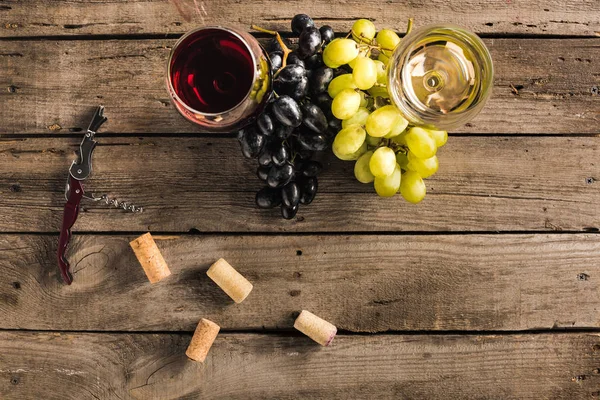 Рюмки с красным и белым вином — стоковое фото