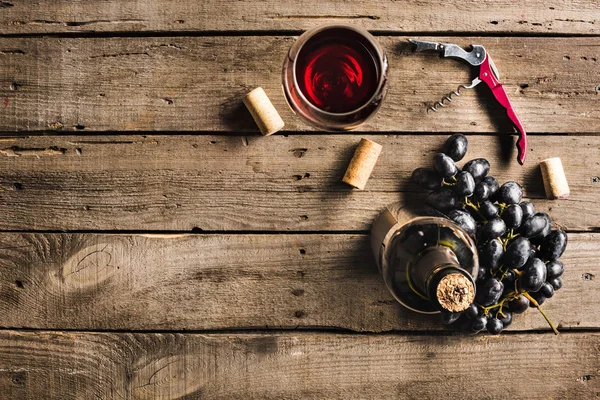 Бутылка вина, бокалы и винограда — стоковое фото