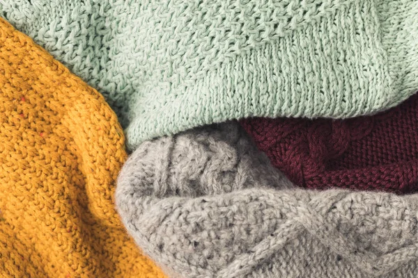 Теплые вязаные свитера — стоковое фото