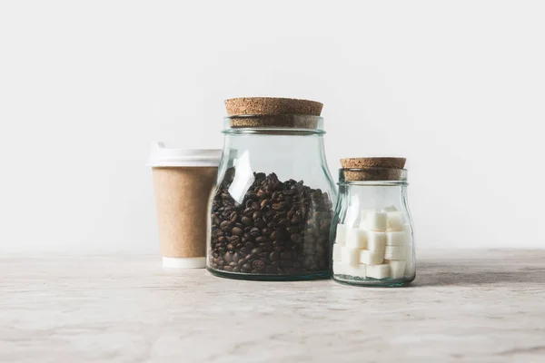 Кофе Зернах Рафинированного Сахара Кофе Одноразовые Чашки Мраморном Столе Белом — стоковое фото