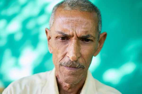 Депрессии Latino старик с грустным лицом беспокоился выражение — стоковое фото