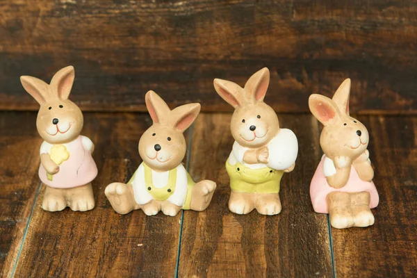 Керамические кролики Пасхи — стоковое фото