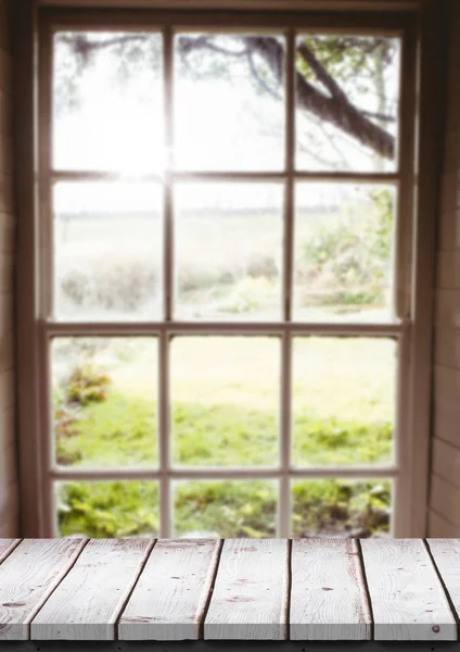 Белый деревянный стол против размыто окна с вспышкой — стоковое фото