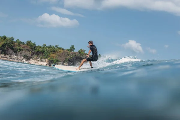 Серфинг Волны Активный Человек Борту Серфинга Океане — стоковое фото