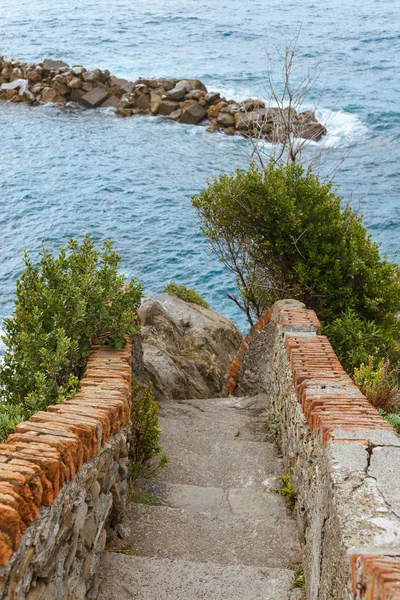 Старые лестницы и красивый пейзаж с камнями в городе Риомаджиоре, Италия — стоковое фото
